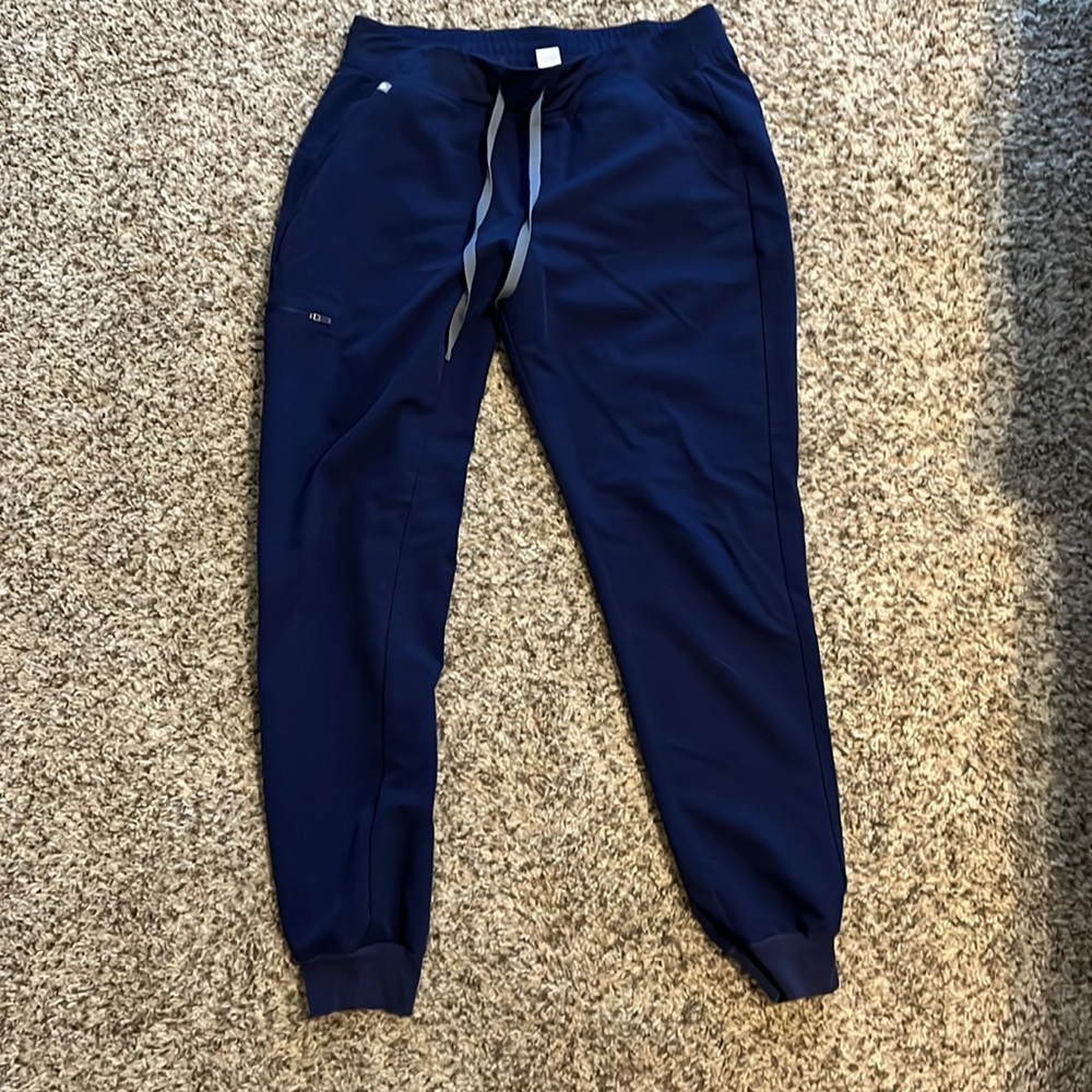 figs jogger scrubs. L/T